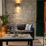 Camellia- Cozy Daire