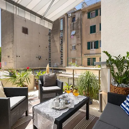 Camellia- Cozy Apartment Split