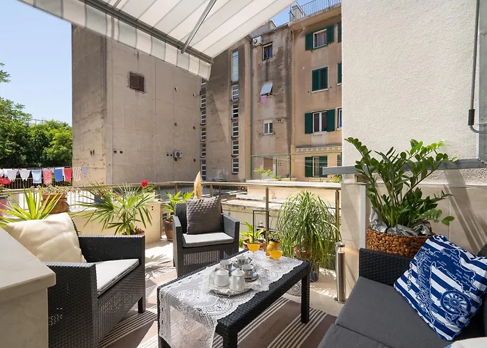 Camellia- Cozy Apartment Split